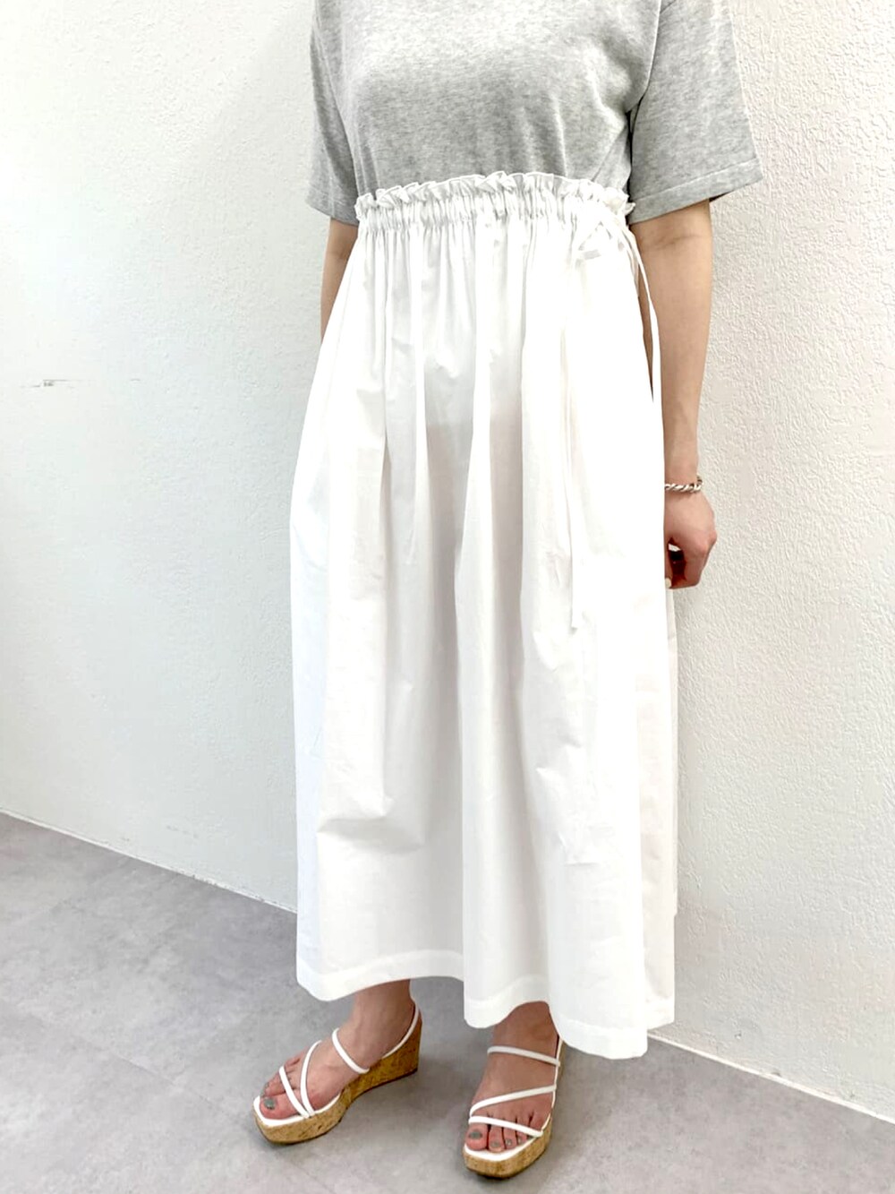 グレー系のワンピース、ホワイト系のその他シューズを着用したレディースの春コーディネートの4枚目の写真