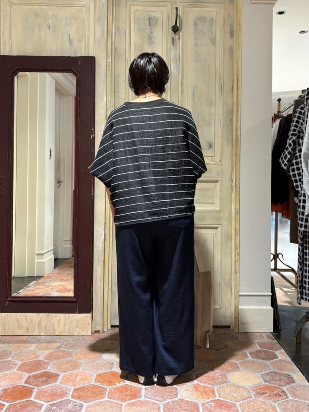 ブルー系のその他パンツ、ブラック系のシャツ/ブラウス、ホワイト系のスニーカーを着用したレディースの春コーディネートの3枚目の写真