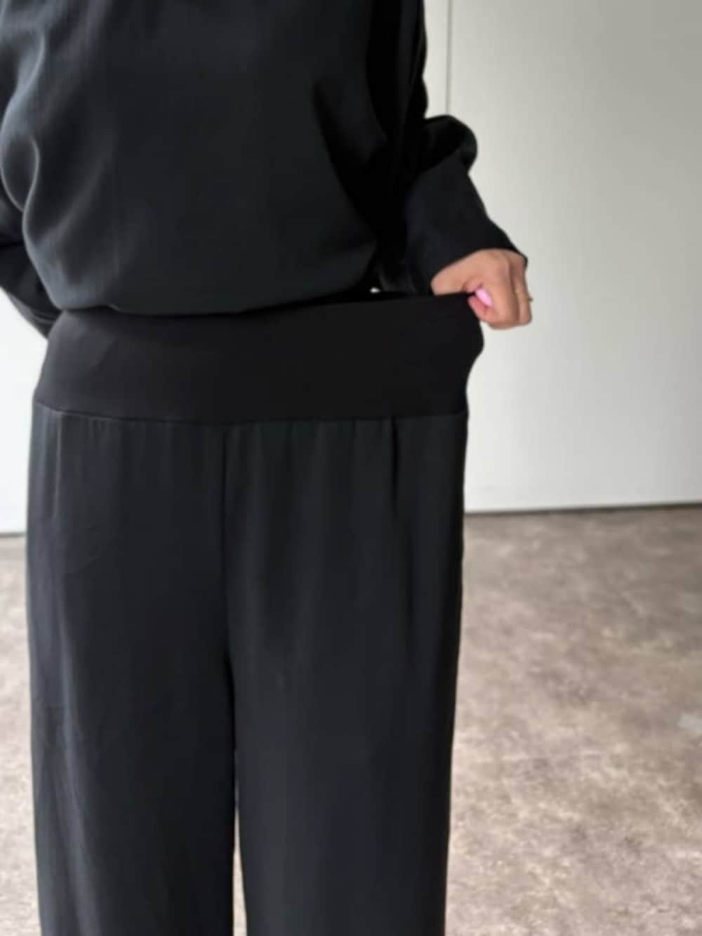 ブラック系のその他パンツ、ブラック系のシャツ/ブラウスを着用したレディースの夏コーディネートの6枚目の写真