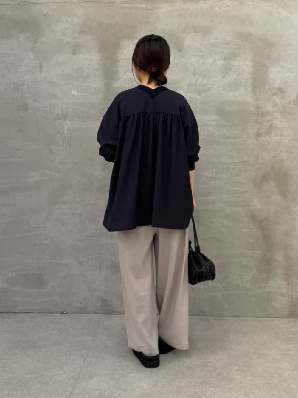 ホワイト系のタンクトップ、ブルー系のシャツ/ブラウス、シルバー系のリングを着用したレディースの冬コーディネートの5枚目の写真