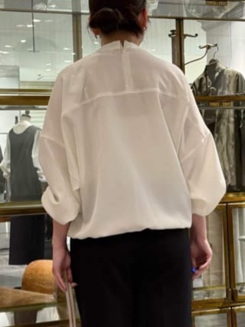 ベージュ系のショルダーバッグ、ホワイト系のシャツ/ブラウス、ブラック系のその他パンツを着用したレディースの冬コーディネートの6枚目の写真