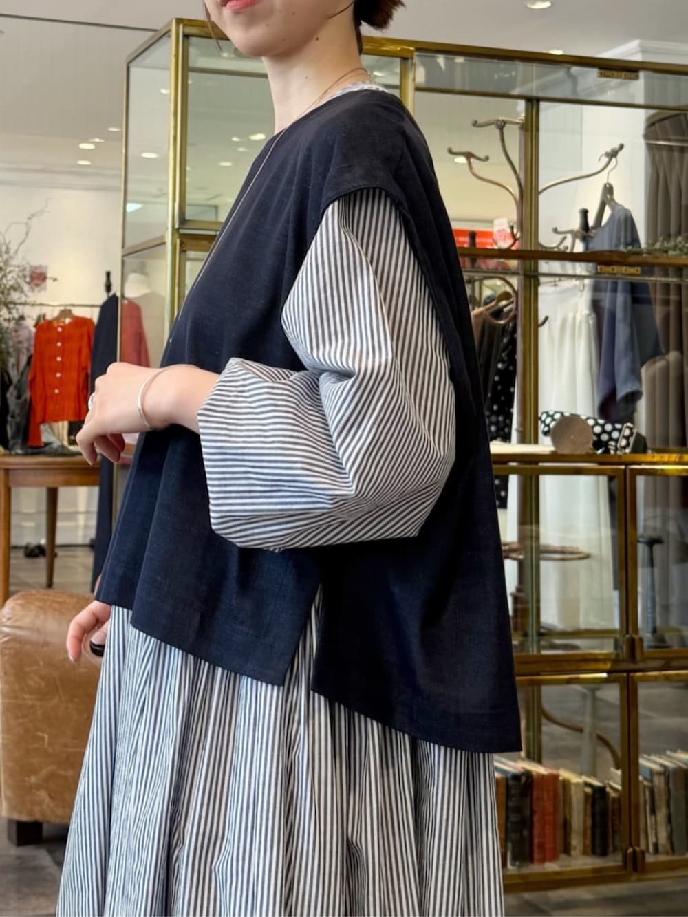 ブルー系のシャツ/ブラウス、ブルー系のワンピースを着用したレディースの春コーディネートの6枚目の写真