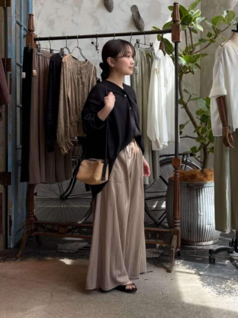 ベージュ系のその他パンツ、ブラック系のシャツ/ブラウスを着用したレディースの春コーディネートの8枚目の写真