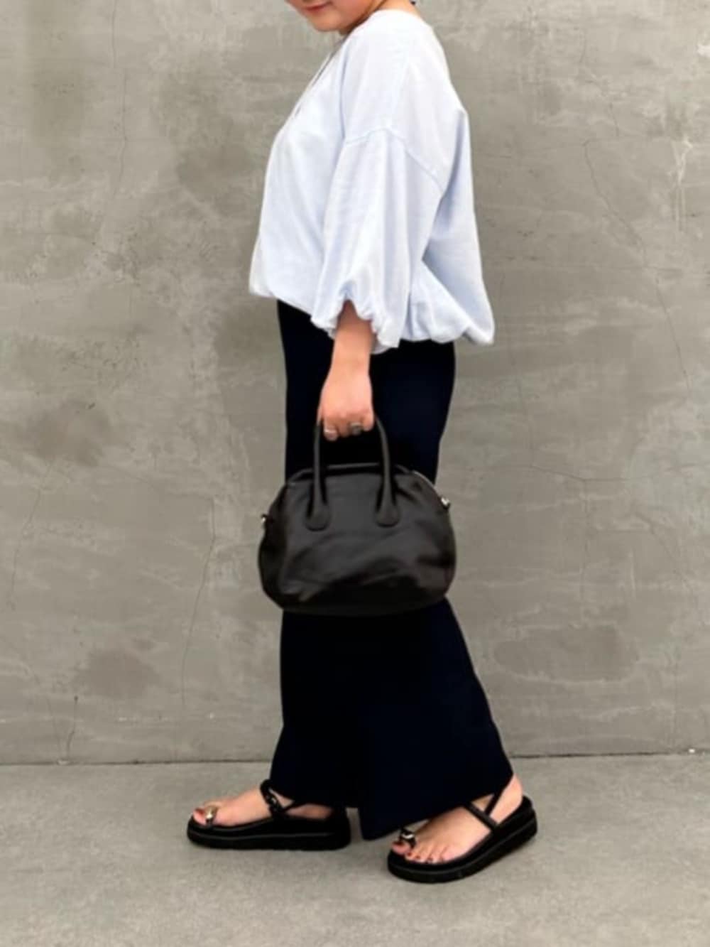 ブルー系のその他パンツ、ブルー系のシャツ/ブラウス、ブラック系のサンダルを着用したレディースの冬コーディネートの4枚目の写真