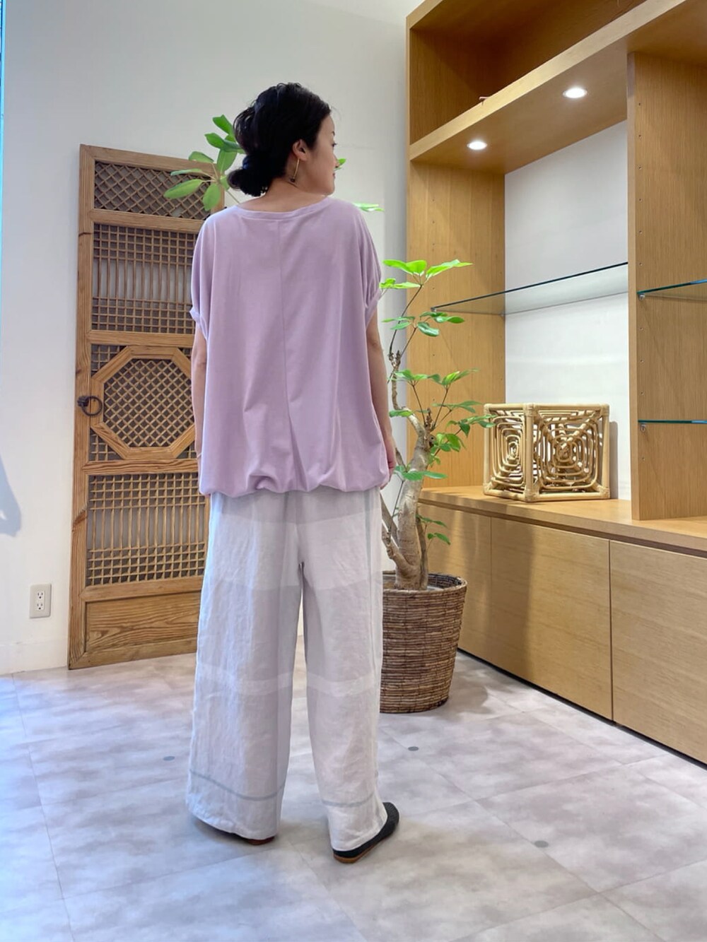 パープル系のTシャツ/カットソー、グレー系のその他パンツを着用したレディースの夏コーディネートの3枚目の写真