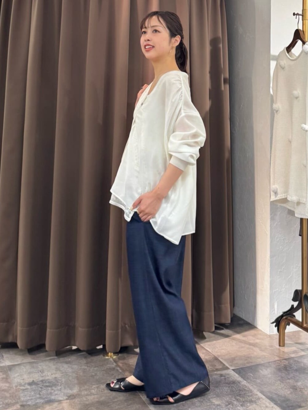 ホワイト系のシャツ/ブラウス、ホワイト系のシャツ/ブラウスを着用したレディースの夏コーディネートの2枚目の写真