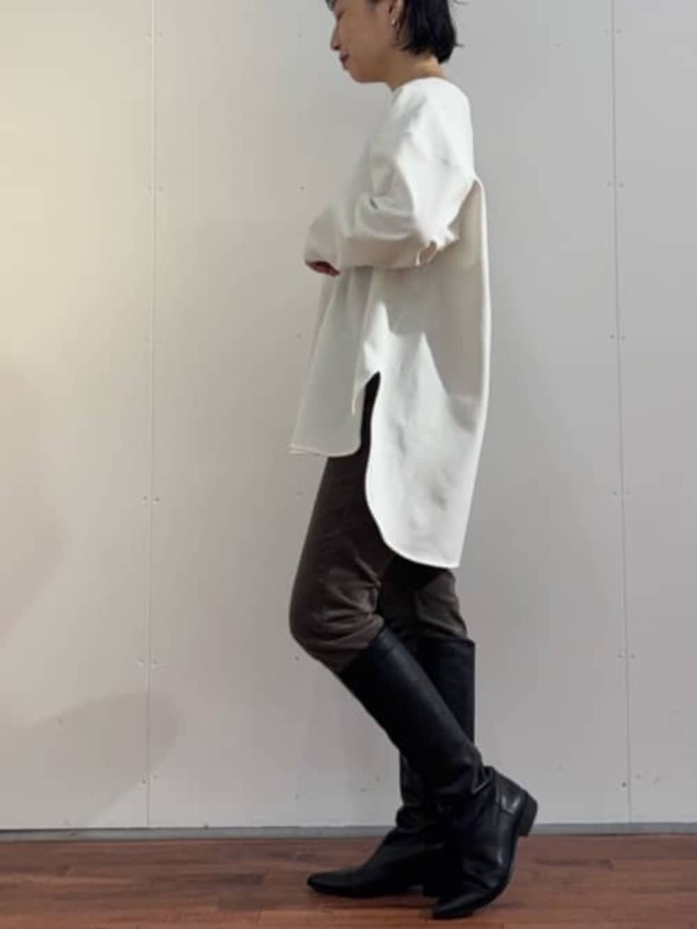 ブルー系のデニムパンツ、ブラック系のトートバッグ、ブルー系のニット/セーターを着用したレディースの秋コーディネートの9枚目の写真