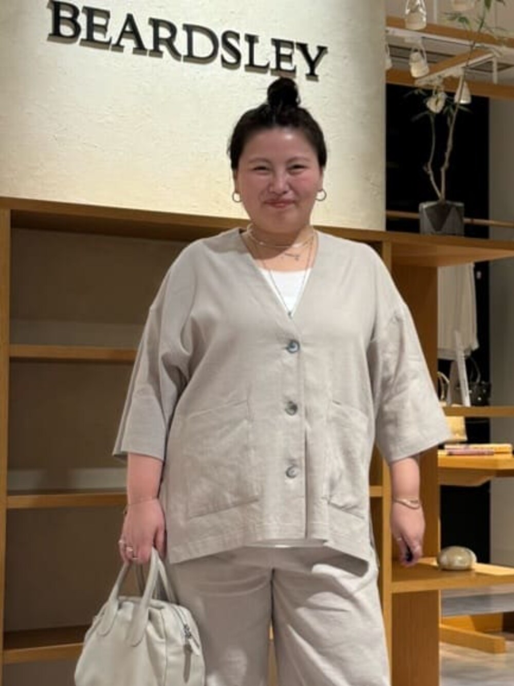グレー系のボストンバッグ、ホワイト系のシャツ/ブラウス、グレー系のその他パンツを着用したレディースの春コーディネートの7枚目の写真