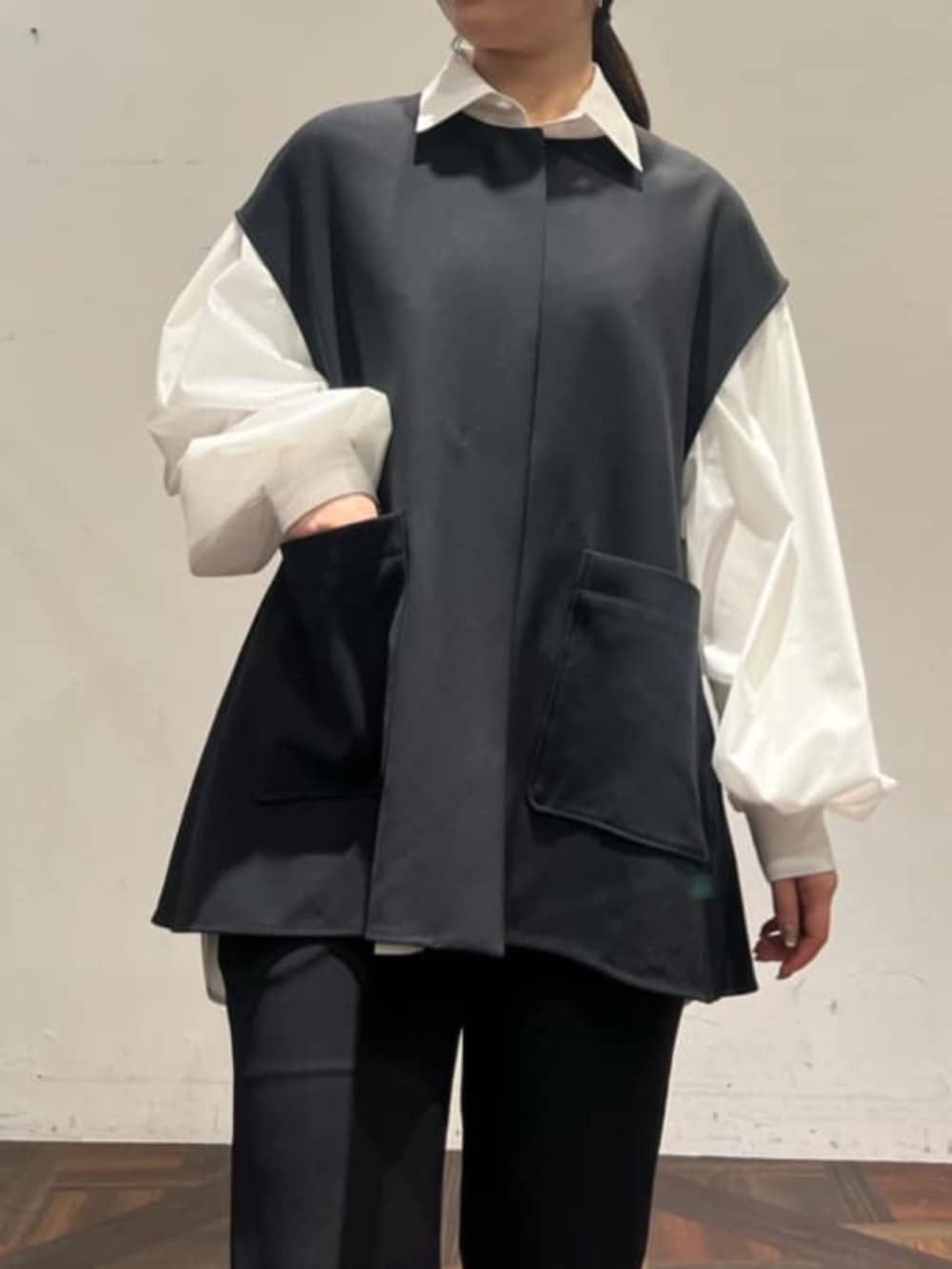 ブラック系のベスト、ブラック系のその他パンツ、ホワイト系のシャツ/ブラウスを着用したレディースの冬コーディネートの5枚目の写真