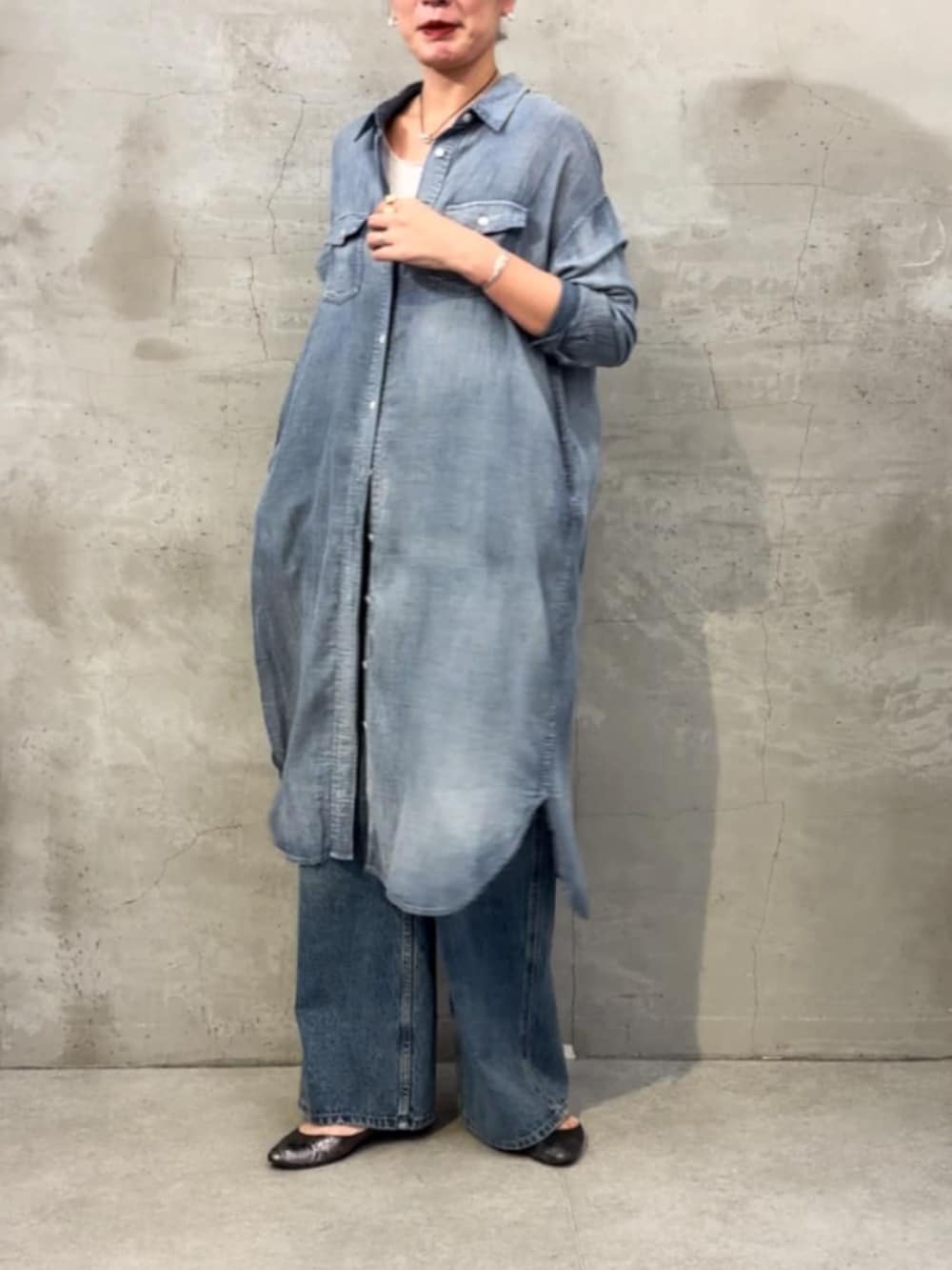 ブラック系のショルダーバッグ、ブルー系のその他パンツ、ブルー系のワンピースを着用したレディースの冬コーディネートの5枚目の写真