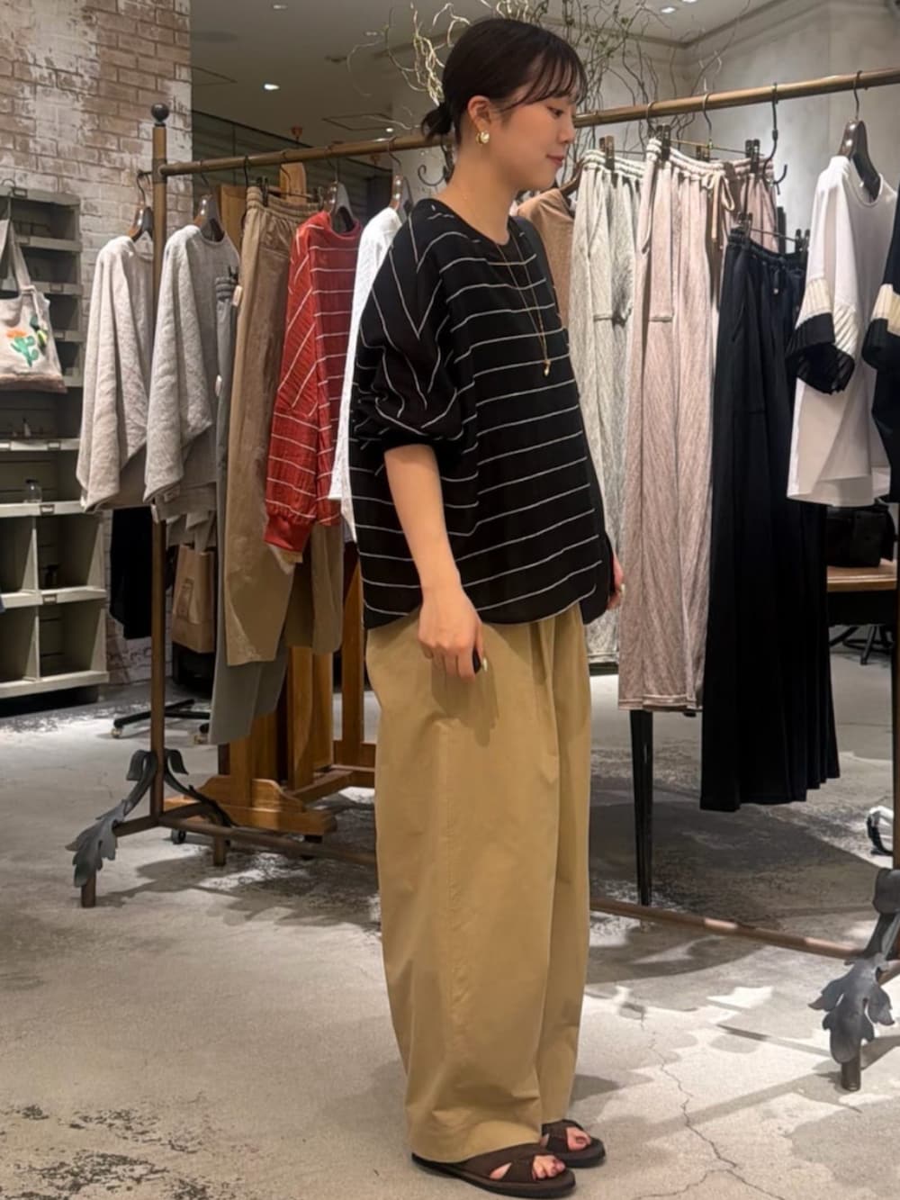 ブラック系のシャツ/ブラウス、ベージュ系のその他パンツを着用したレディースの春コーディネートの3枚目の写真