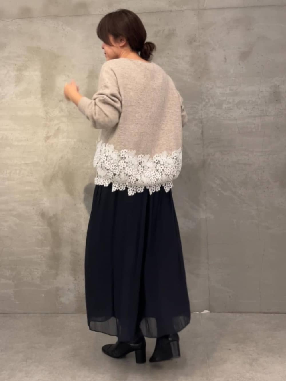 ブラック系のその他パンツ、ベージュ系のニット/セーターを着用したレディースの秋コーディネートの4枚目の写真