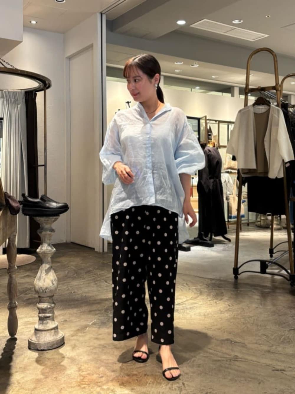 ブラック系のその他パンツ、ブルー系のシャツ/ブラウスを着用したレディースの春コーディネートの2枚目の写真