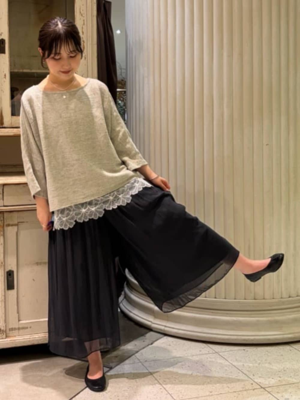 ブラック系のその他パンツ、ホワイト系のトートバッグ、グレー系のニット/セーターを着用したレディースの春コーディネートの3枚目の写真