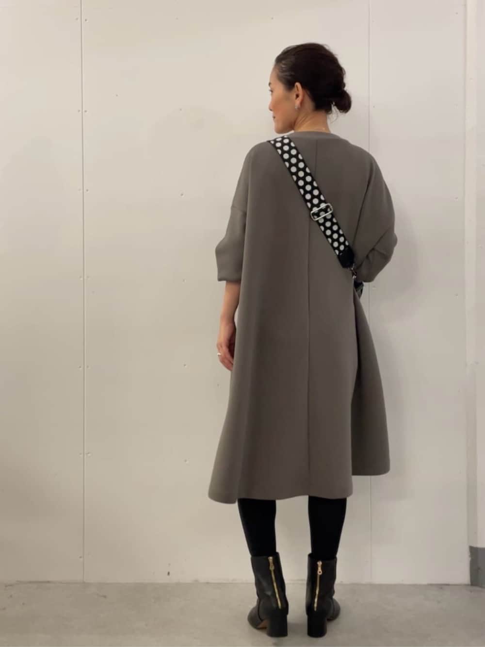 ブラウン系のワンピース、ブラック系のその他を着用したレディースの冬コーディネートの5枚目の写真