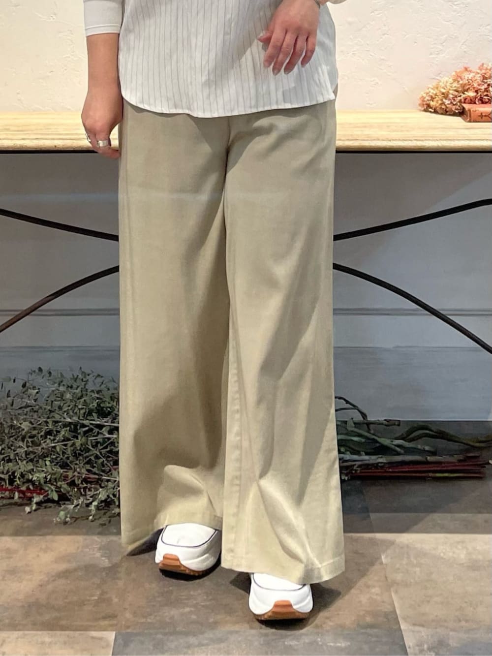 ブラック系のボストンバッグ、ベージュ系のその他パンツ、ブラック系のピーコートを着用したレディースの冬コーディネートの7枚目の写真