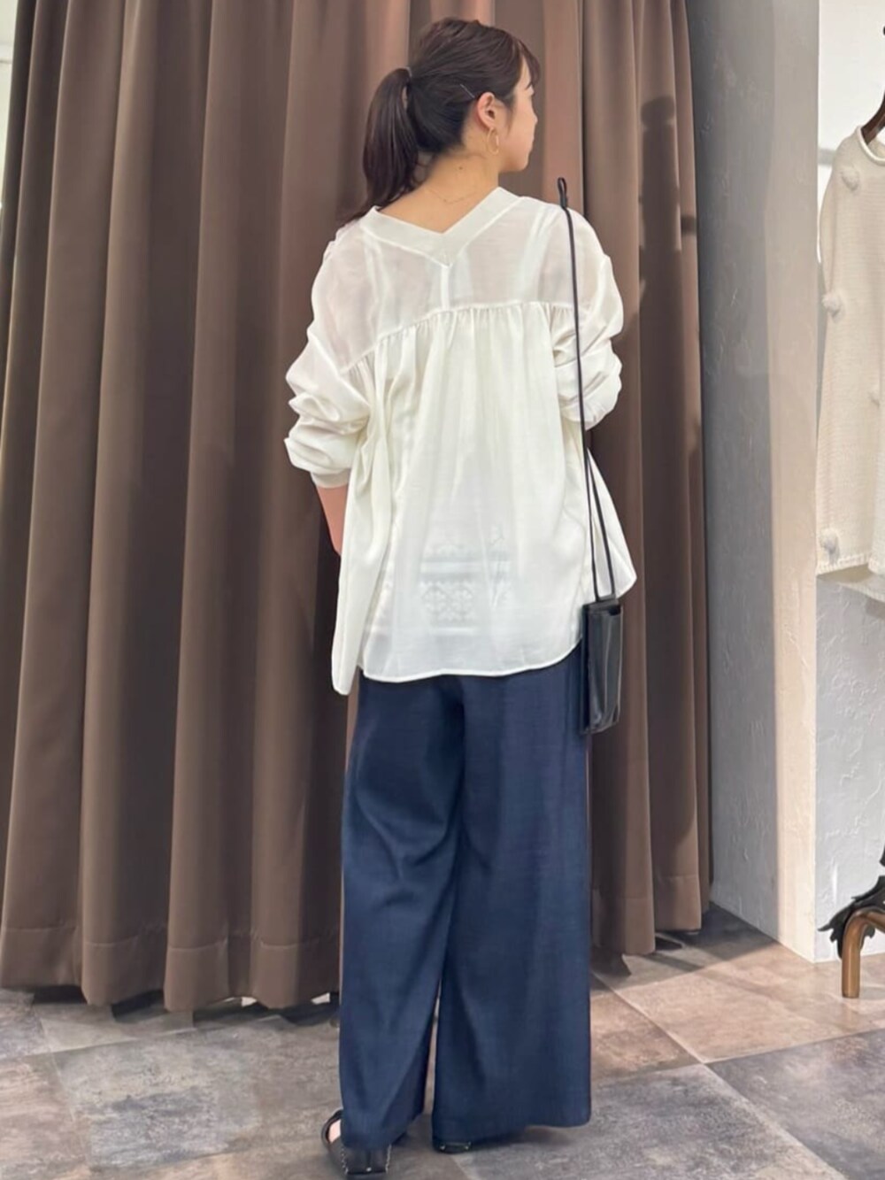ホワイト系のシャツ/ブラウス、ホワイト系のシャツ/ブラウスを着用したレディースの夏コーディネートの4枚目の写真