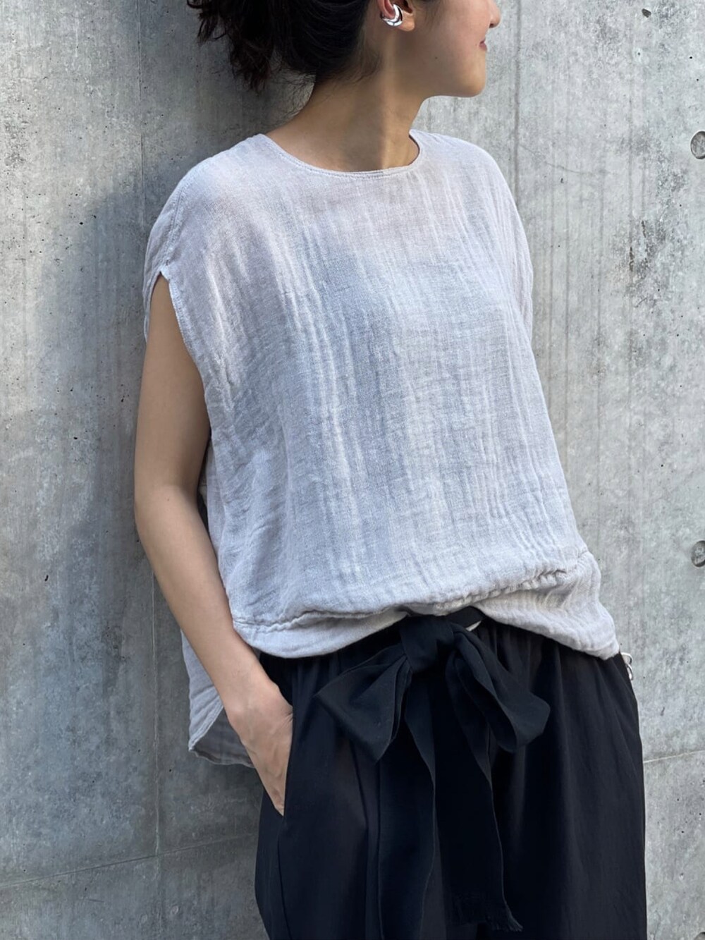 グレー系のシャツ/ブラウス、ブラック系のその他パンツ、ゴールド系のイヤーカフを着用したレディースの夏コーディネートの4枚目の写真