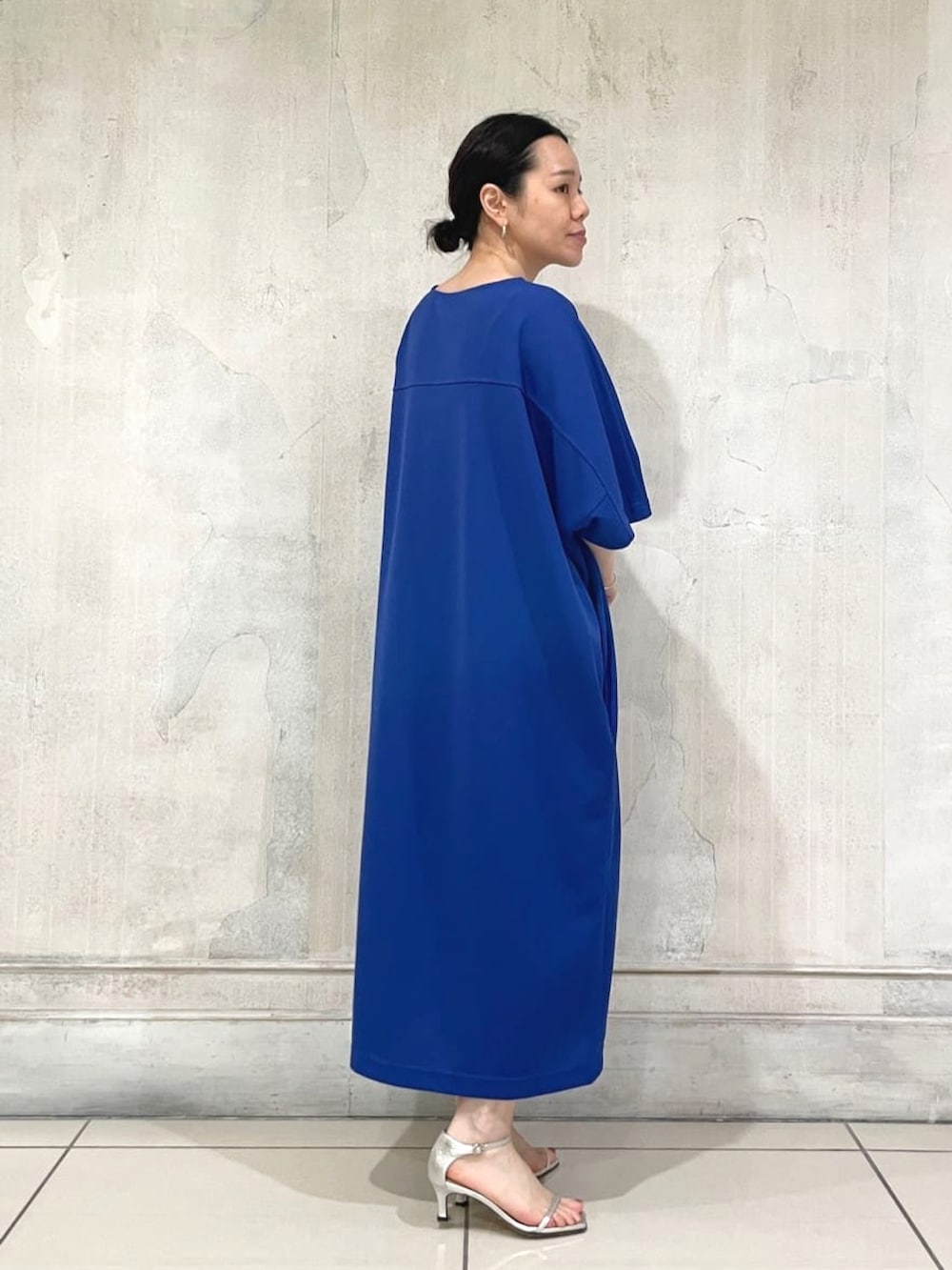 ブルー系のワンピース、グレー系のショルダーバッグを着用したレディースの夏コーディネートの2枚目の写真