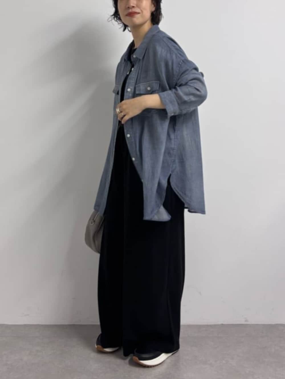 ブルー系のシャツ/ブラウス、ブラック系のシャツ/ブラウス、ブラック系のその他パンツを着用したレディースの春コーディネートの8枚目の写真