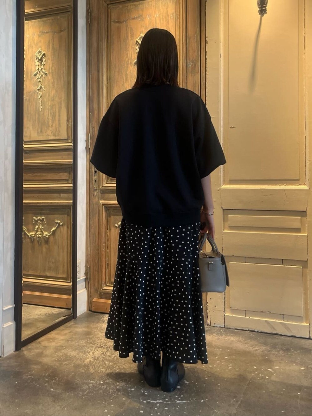 ブラック系のTシャツ/カットソー、ブラック系のスカートを着用したレディースの冬コーディネートの4枚目の写真