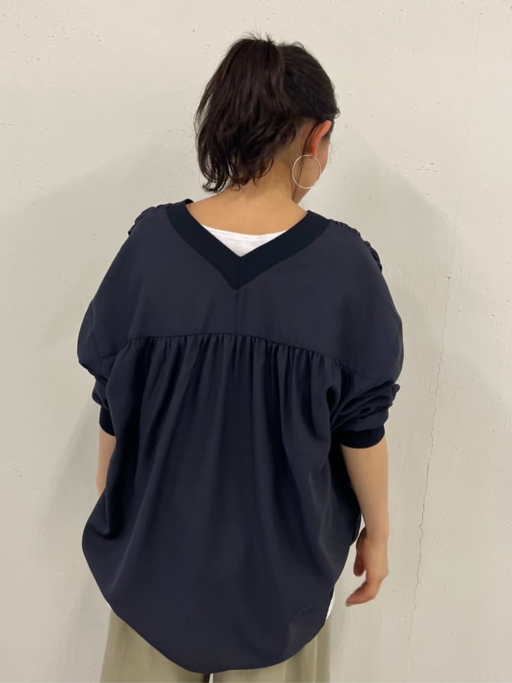 ブラック系のボストンバッグ、グリーン系のその他パンツ、ブルー系のシャツ/ブラウスを着用したレディースの冬コーディネートの8枚目の写真