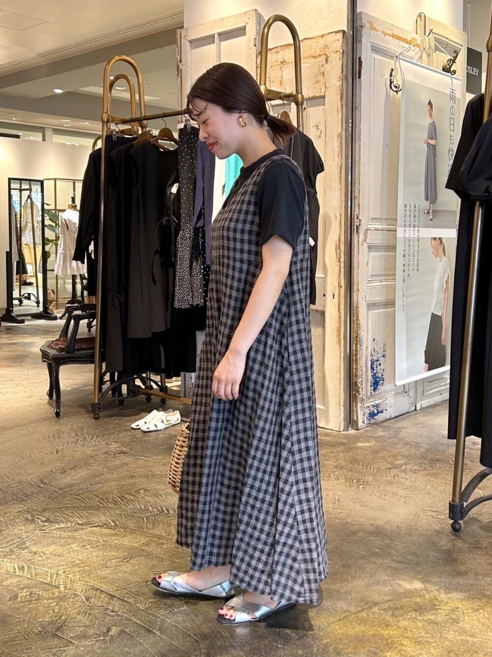 グレー系のワンピースを着用したレディースの夏コーディネートの2枚目の写真