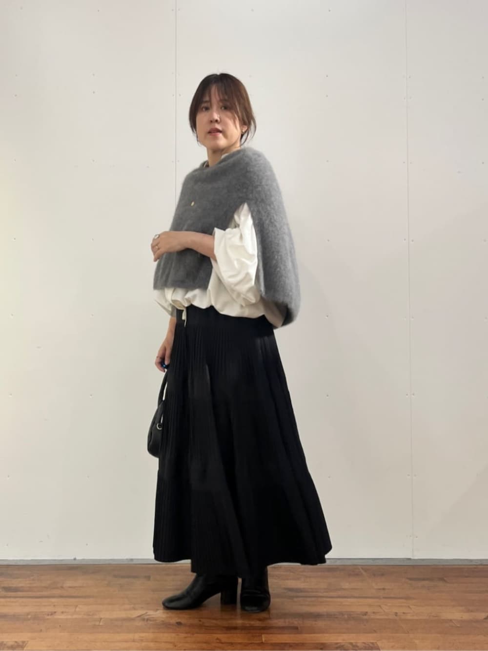 ブラック系のスカート、ホワイト系のシャツ/ブラウスを着用したレディースの夏コーディネートの9枚目の写真