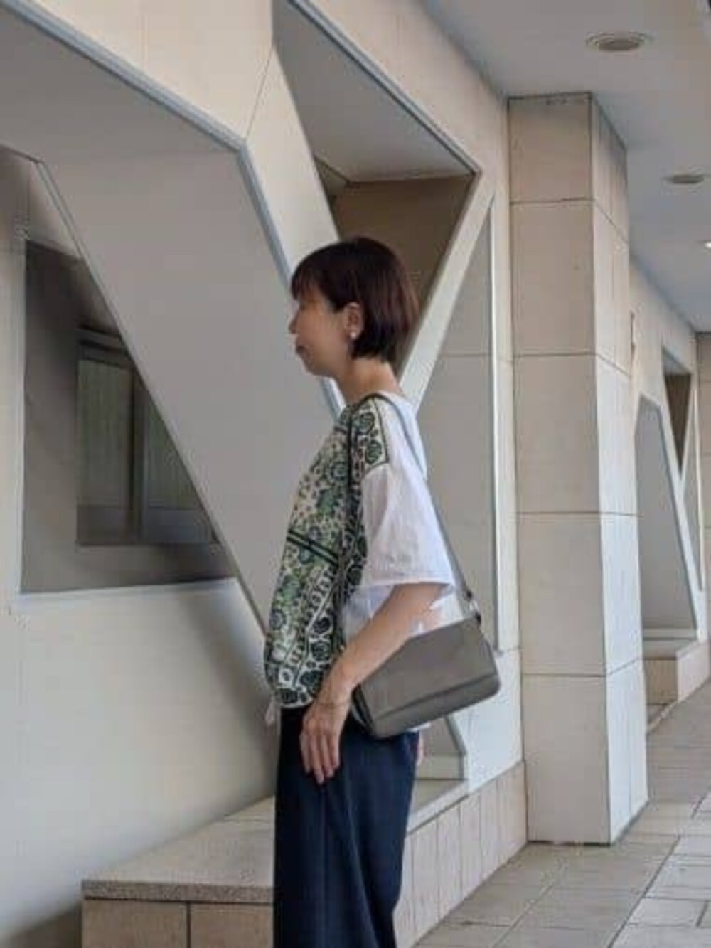 ブルー系のその他パンツ、ホワイト系のTシャツ/カットソーを着用したレディースの春コーディネートの3枚目の写真