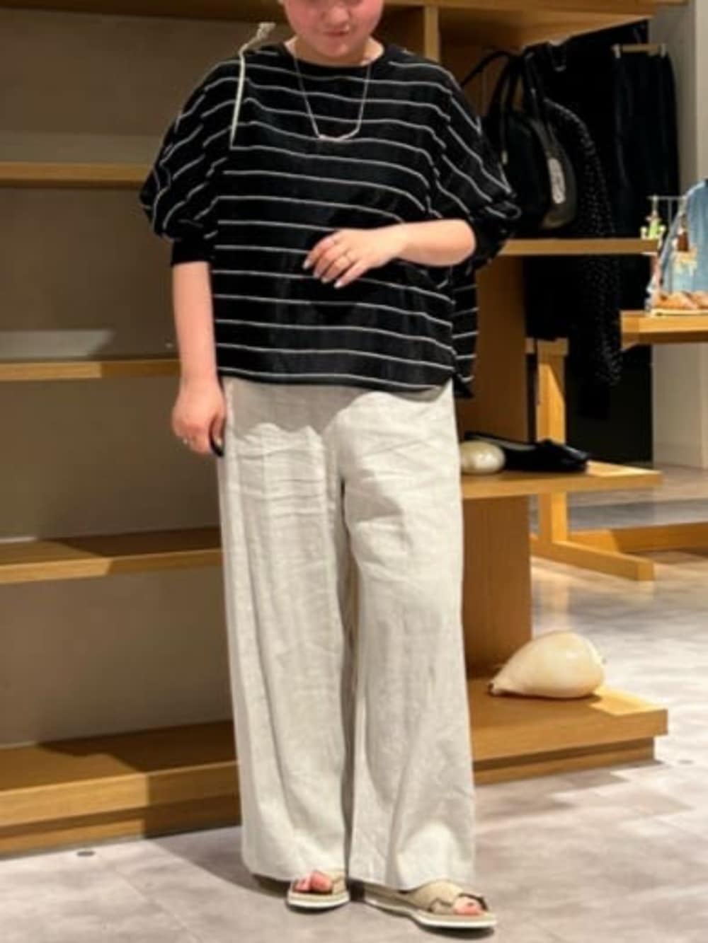 ベージュ系のその他パンツ、ブラック系のシャツ/ブラウスを着用したレディースの春コーディネートの2枚目の写真