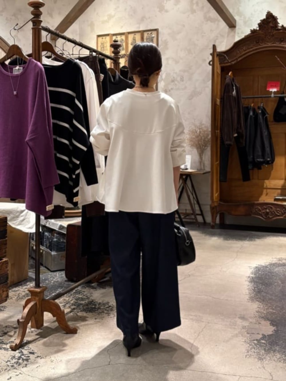 ブルー系のその他パンツ、ホワイト系のTシャツ/カットソーを着用したレディースの冬コーディネートの4枚目の写真