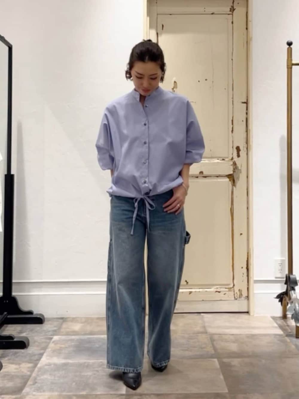 ブラック系のトートバッグ、ブルー系のその他パンツ、ブルー系のシャツ/ブラウスを着用したレディースの冬コーディネートの4枚目の写真