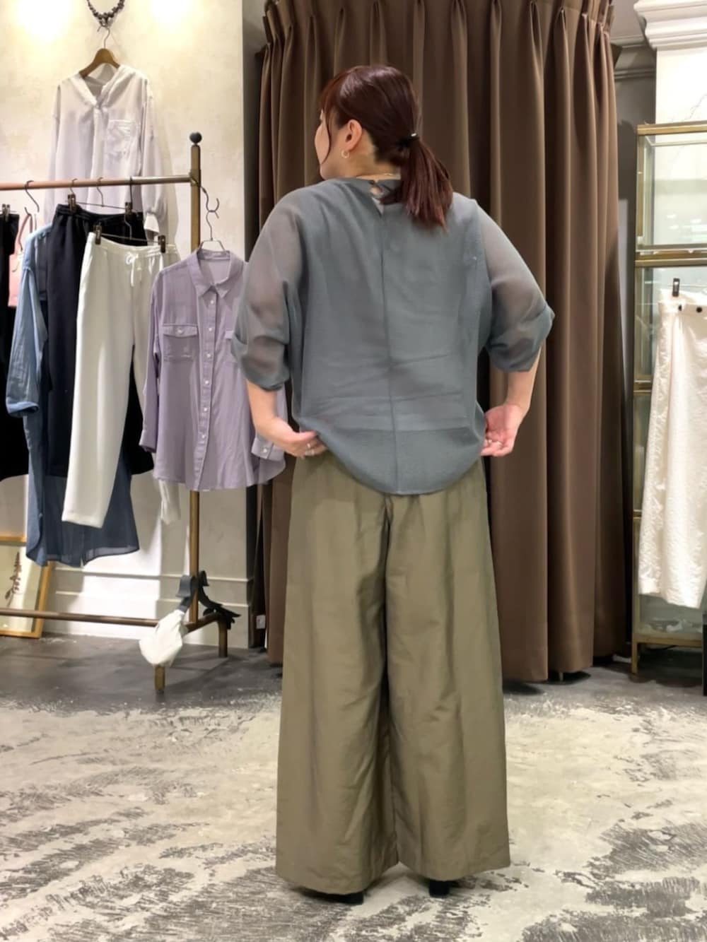 ブラック系のトートバッグ、グレー系のTシャツ/カットソー、グリーン系のその他パンツを着用したレディースの春コーディネートの4枚目の写真