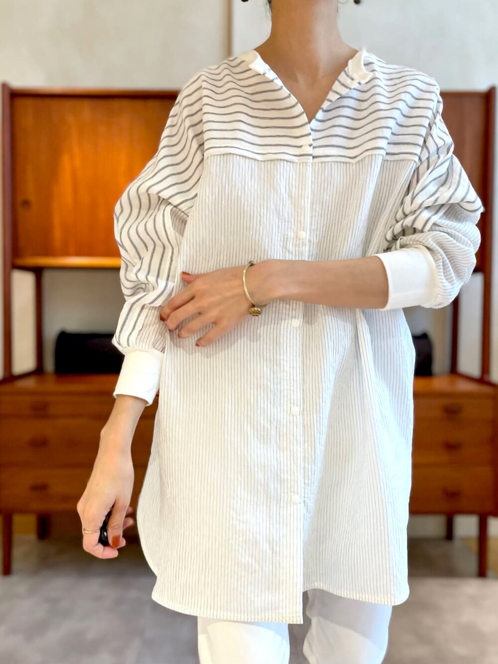 ブラック系のシャツ/ブラウス、ホワイト系のその他パンツ、ホワイト系のトートバッグを着用したレディースの春コーディネートの3枚目の写真