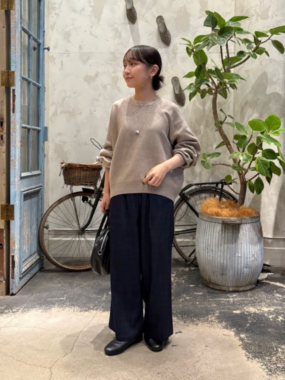 ブラック系のその他パンツ、ブラウン系のニット/セーターを着用したレディースの夏コーディネートの2枚目の写真