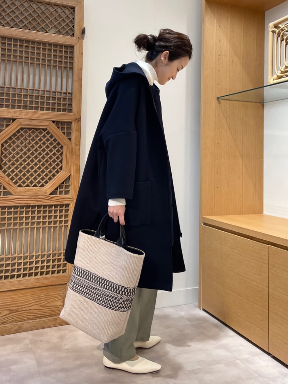 ブルー系のその他アウター、ホワイト系のニット/セーター、グリーン系のその他パンツを着用したレディースの冬コーディネートの2枚目の写真