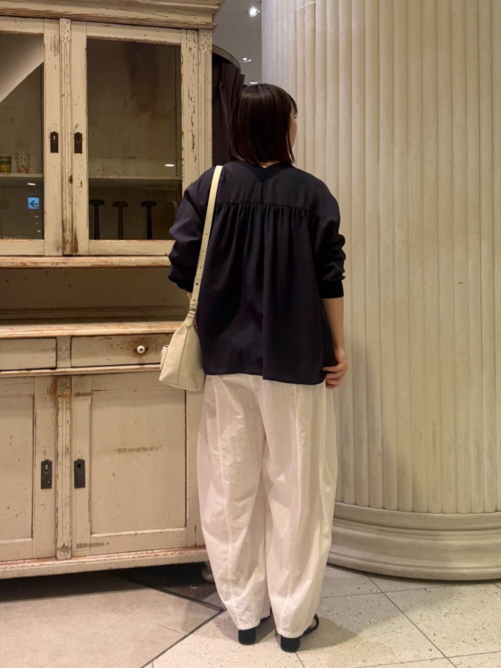 ホワイト系のトートバッグ、ブルー系のシャツ/ブラウス、ホワイト系のその他パンツを着用したレディースの春コーディネートの5枚目の写真