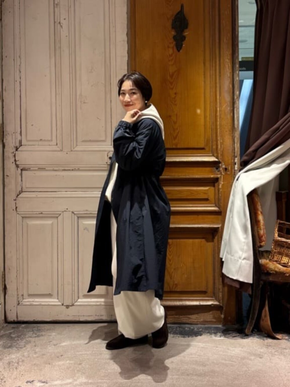 ホワイト系のパーカー、ホワイト系のその他パンツ、ブルー系のその他アウターを着用したレディースの冬コーディネートの2枚目の写真