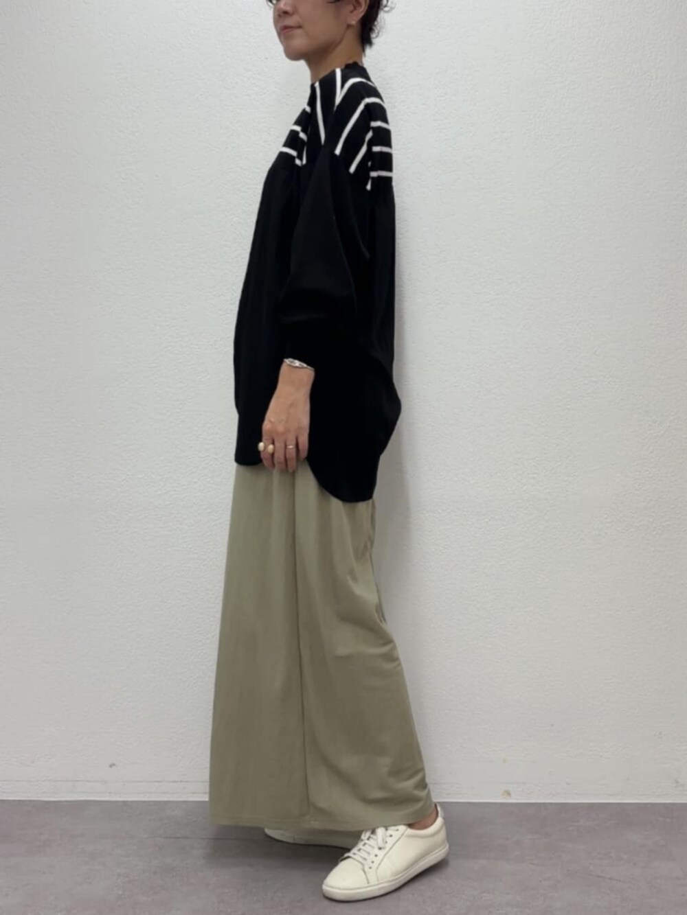 グリーン系のその他パンツ、ブラック系のニット/セーターを着用したレディースの冬コーディネートの4枚目の写真