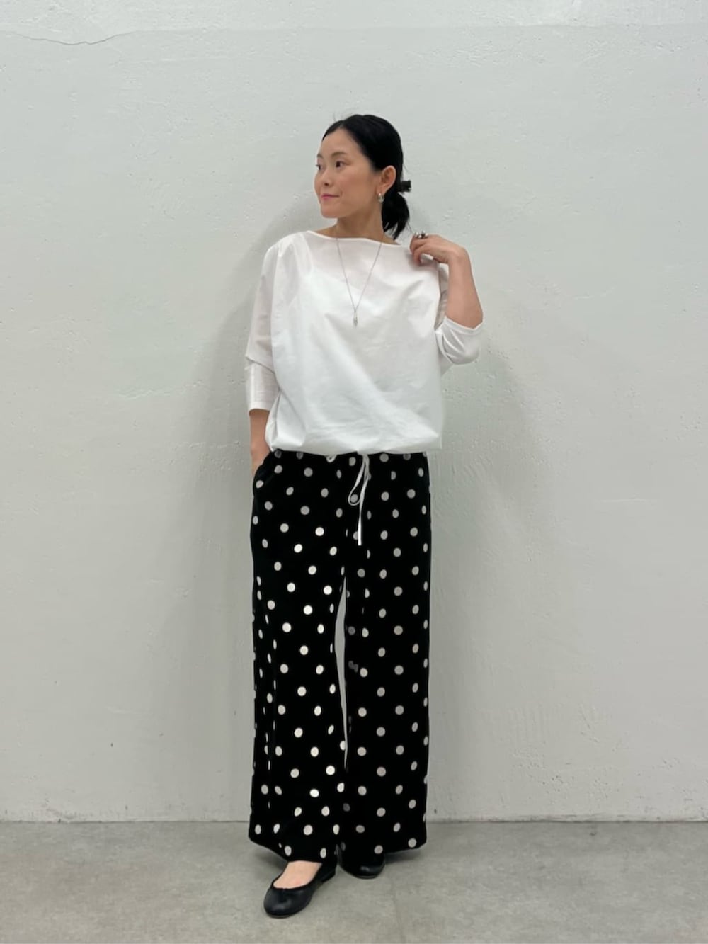 グレー系のボストンバッグ、ホワイト系のシャツ/ブラウス、ブラック系のその他パンツを着用したレディースの冬コーディネートの7枚目の写真