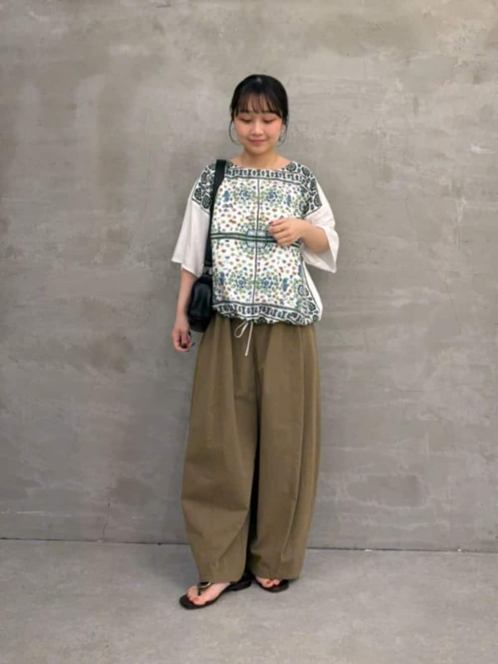 イエロー系のその他パンツ、ホワイト系のTシャツ/カットソーを着用したレディースの春コーディネートの3枚目の写真