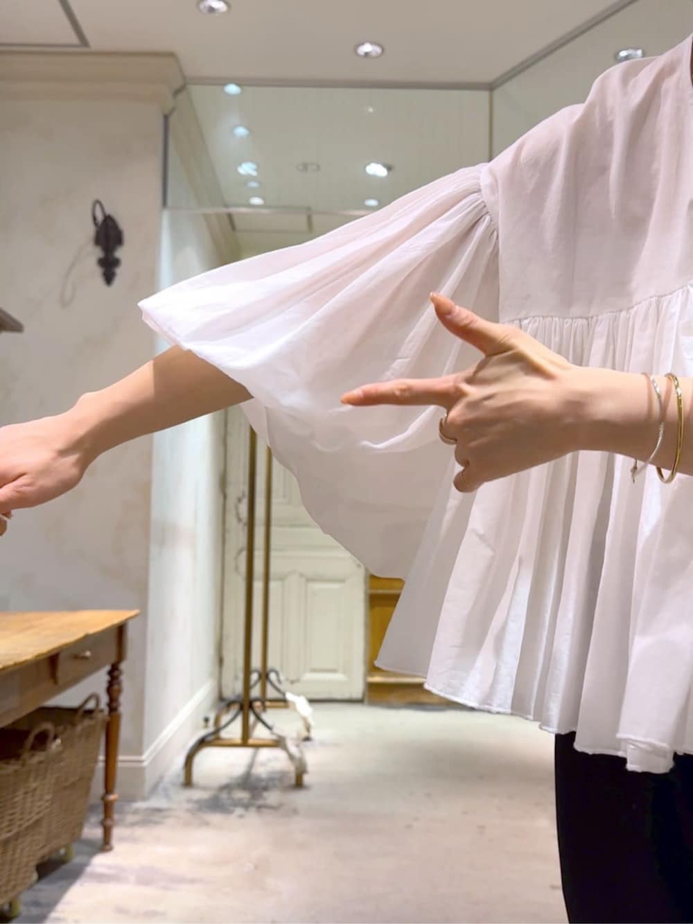 ブラウン系のトートバッグ、ブラック系のその他パンツ、ホワイト系のシャツ/ブラウスを着用したレディースの冬コーディネートの5枚目の写真