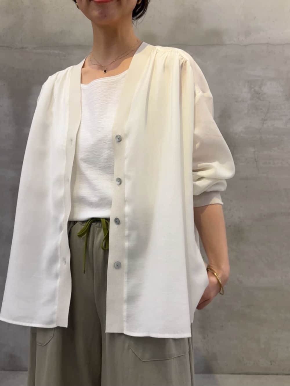 グリーン系のその他パンツ、ホワイト系のシャツ/ブラウス、ホワイト系のタンクトップを着用したレディースの春コーディネートの4枚目の写真