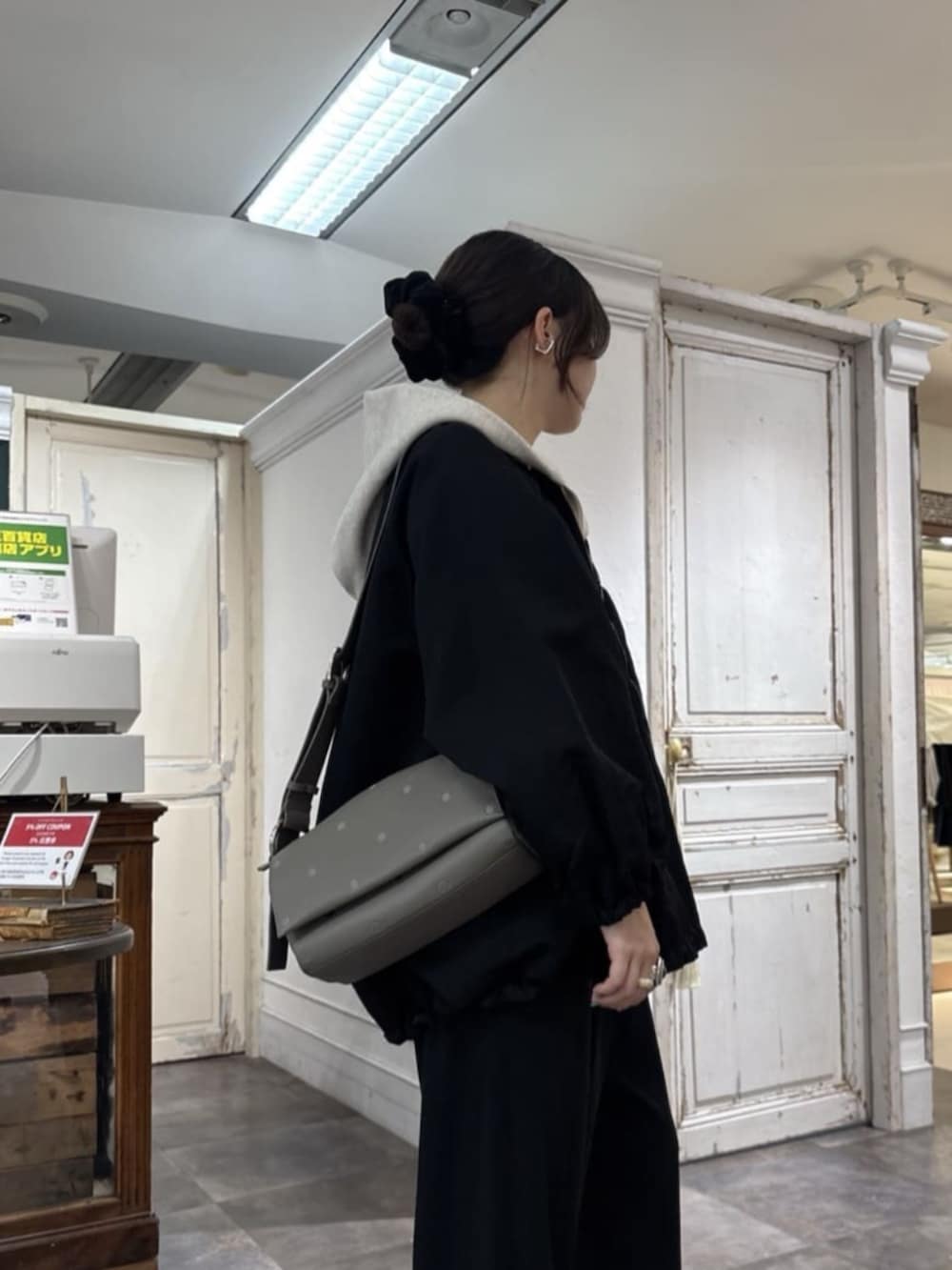 ブラック系のその他パンツ、ホワイト系のパーカー、グレー系のショルダーバッグを着用したレディースの冬コーディネートの5枚目の写真