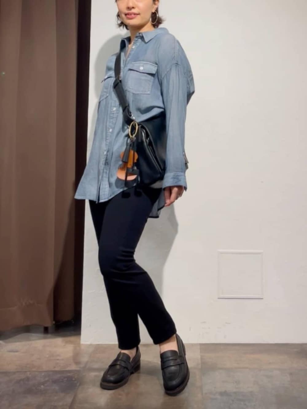 ブルー系のシャツ/ブラウス、ブラック系のその他パンツ、ブラック系のローファーを着用したレディースの春コーディネートの2枚目の写真