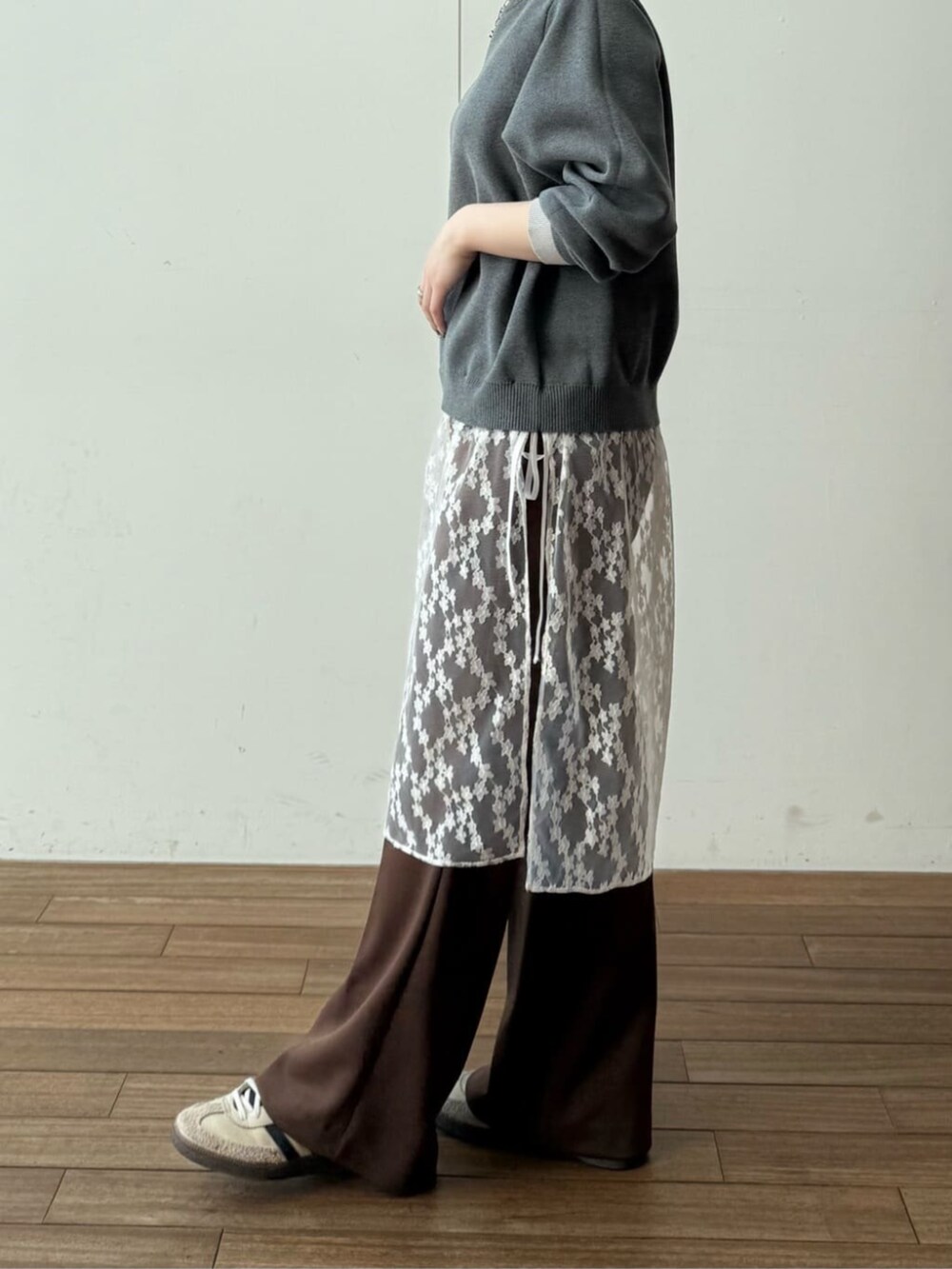 シルバー系のトートバッグ、グレー系のニット/セーター、ブラウン系のその他パンツを着用したレディースの冬コーディネートの5枚目の写真