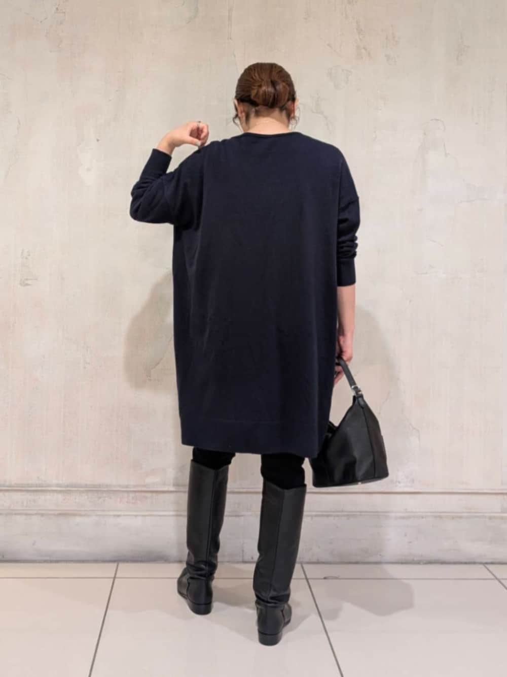 ブラック系のその他パンツ、ブルー系のニット/セーターを着用したレディースの秋コーディネートの6枚目の写真
