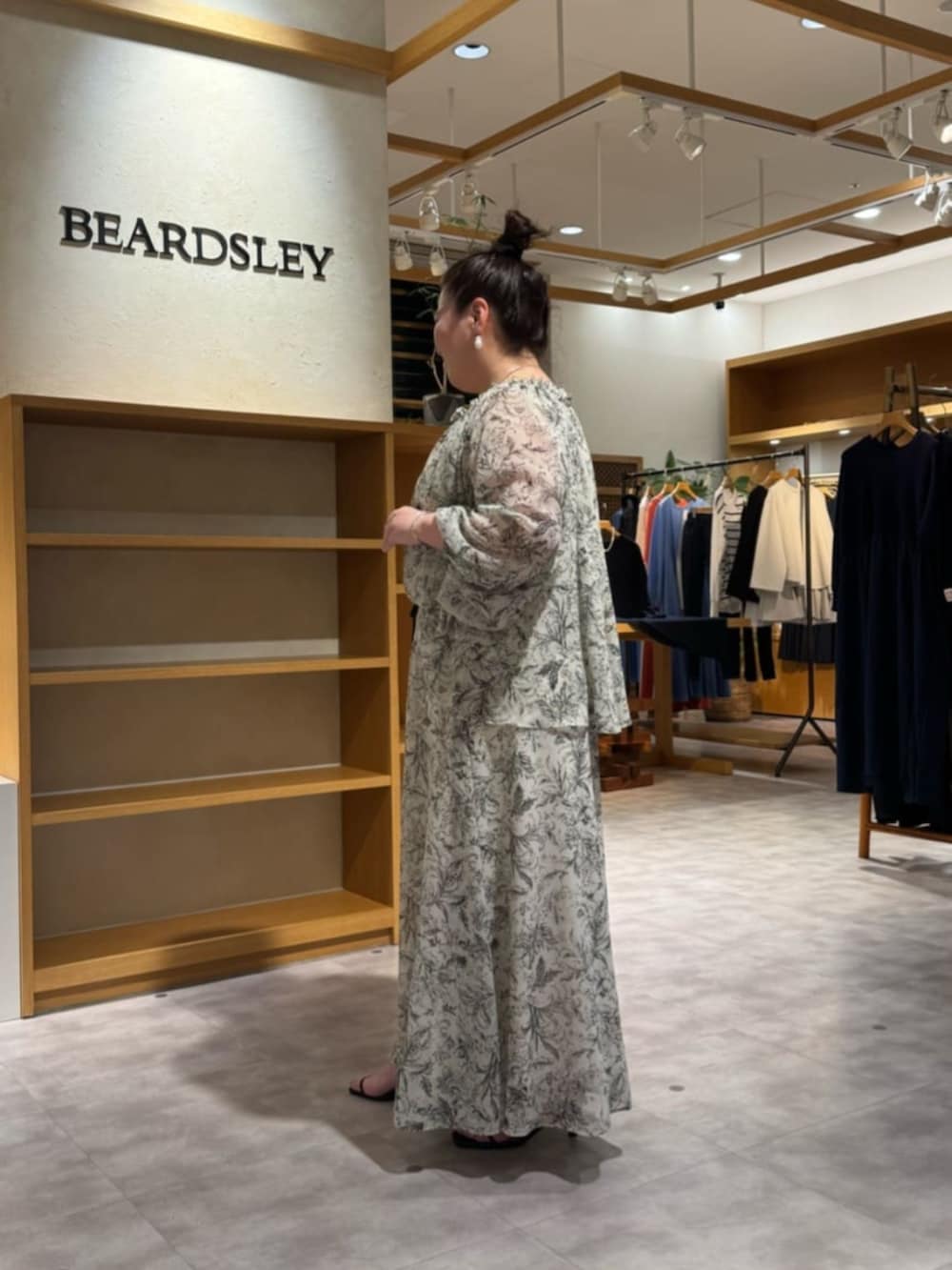 ベージュ系のその他パンツ、ベージュ系のシャツ/ブラウスを着用したレディースの冬コーディネートの3枚目の写真