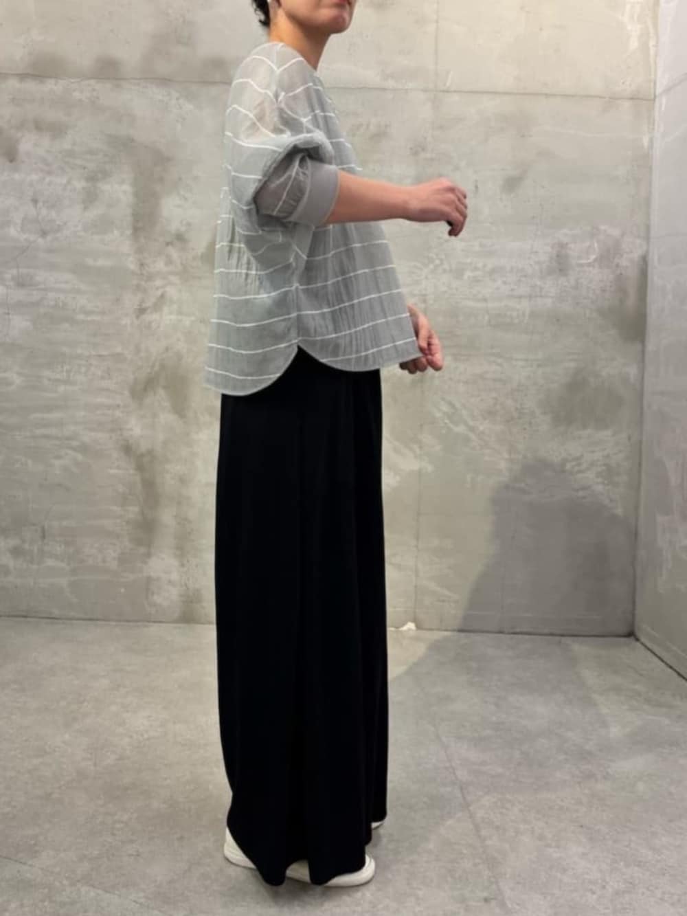 ブラック系のその他パンツ、グレー系のシャツ/ブラウスを着用したレディースの春コーディネートの5枚目の写真