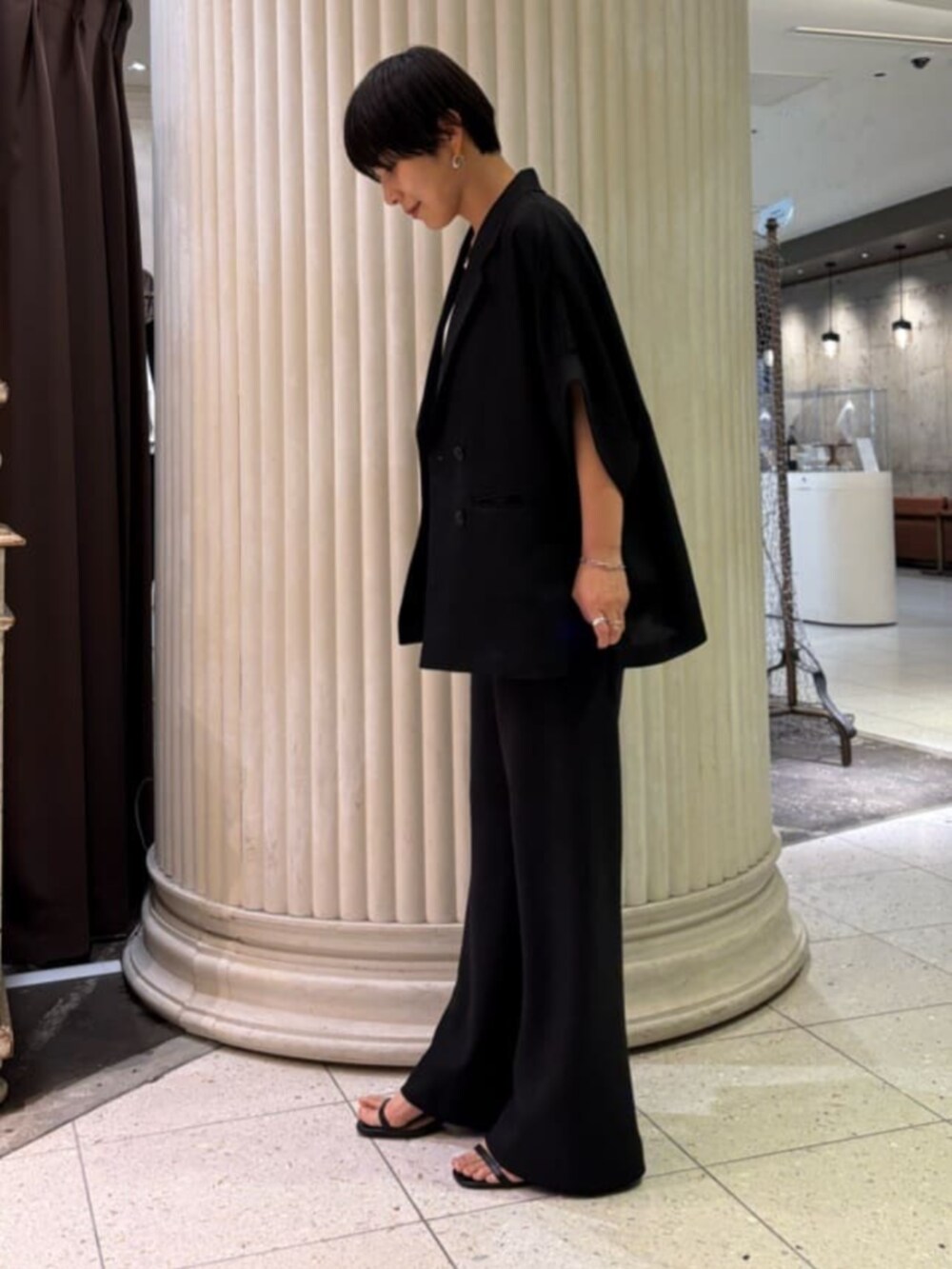 ブラック系のその他パンツ、ホワイト系のシャツ/ブラウス、ブラック系のテーラードジャケットを着用したレディースの春コーディネートの2枚目の写真